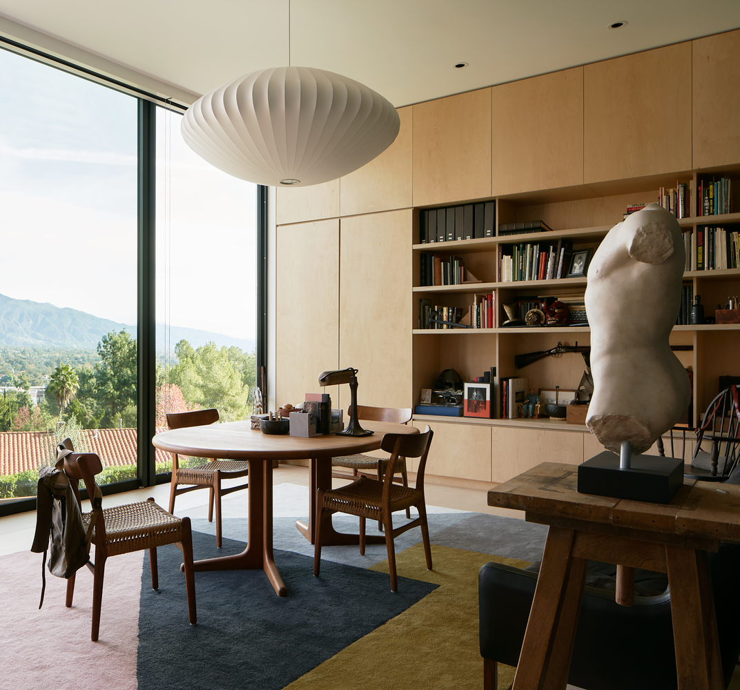 pendant lamp hanged over the dining table 