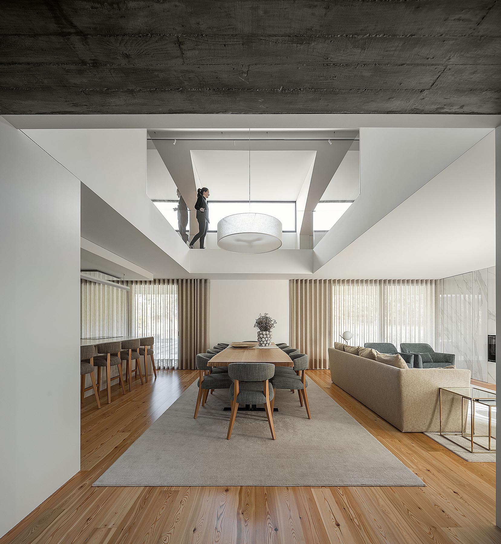 pendant lamp over dining table 