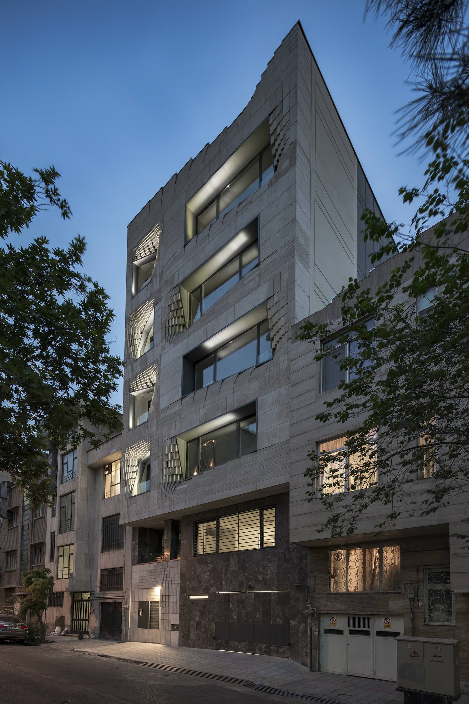 Softstone mid-rise office building in Te|Office