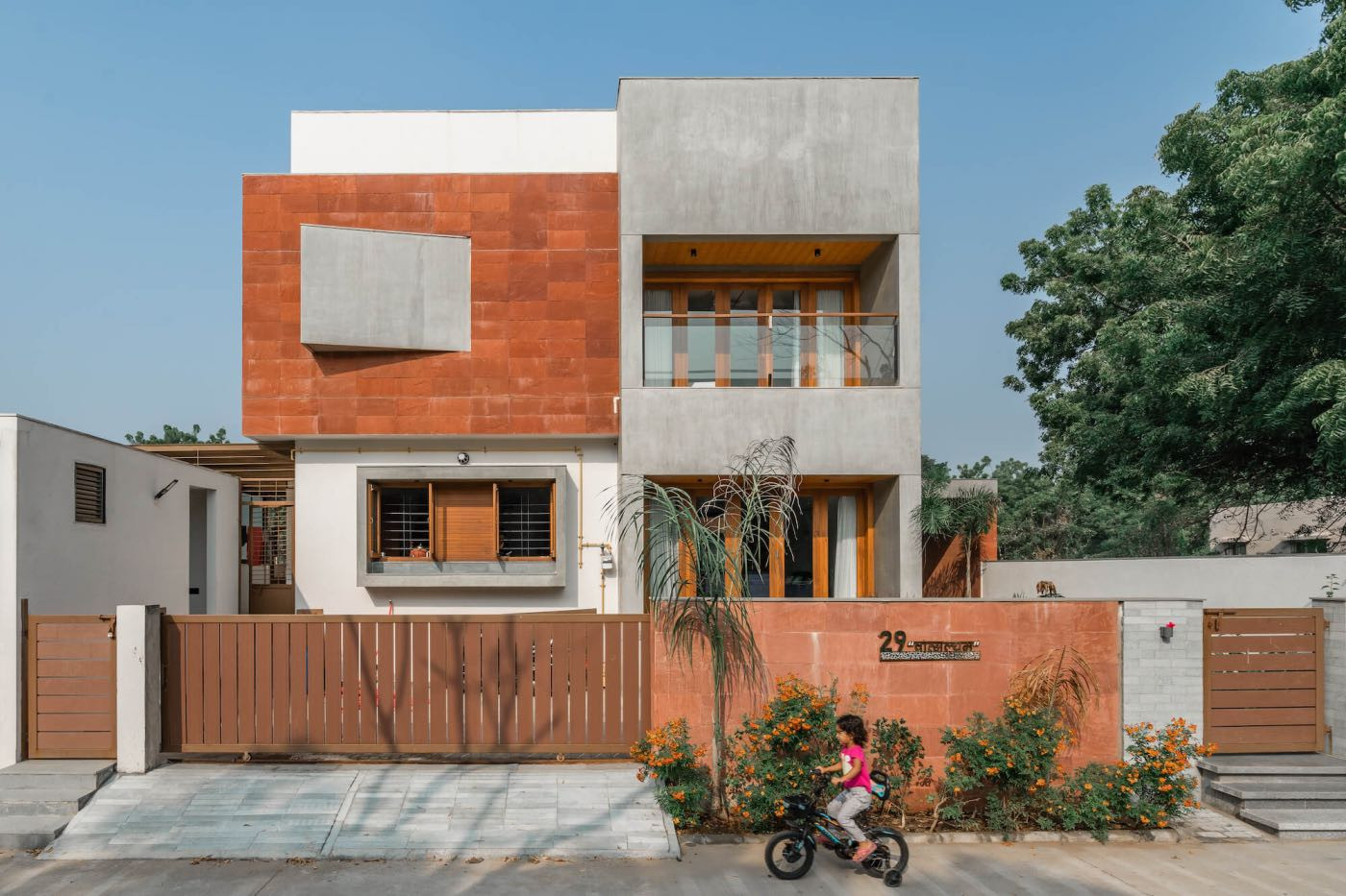 Parallel Volumes residence in Ahmedabad,|Houses