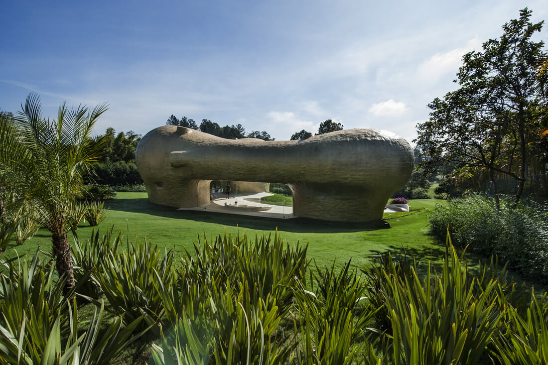 casa orgânica cercada pela natureza 