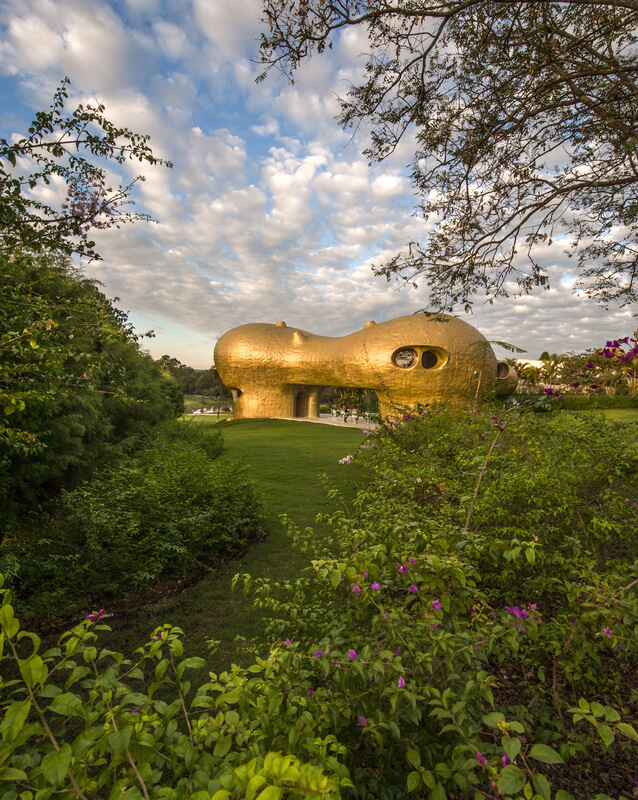 casa pintada em cobre dourado 