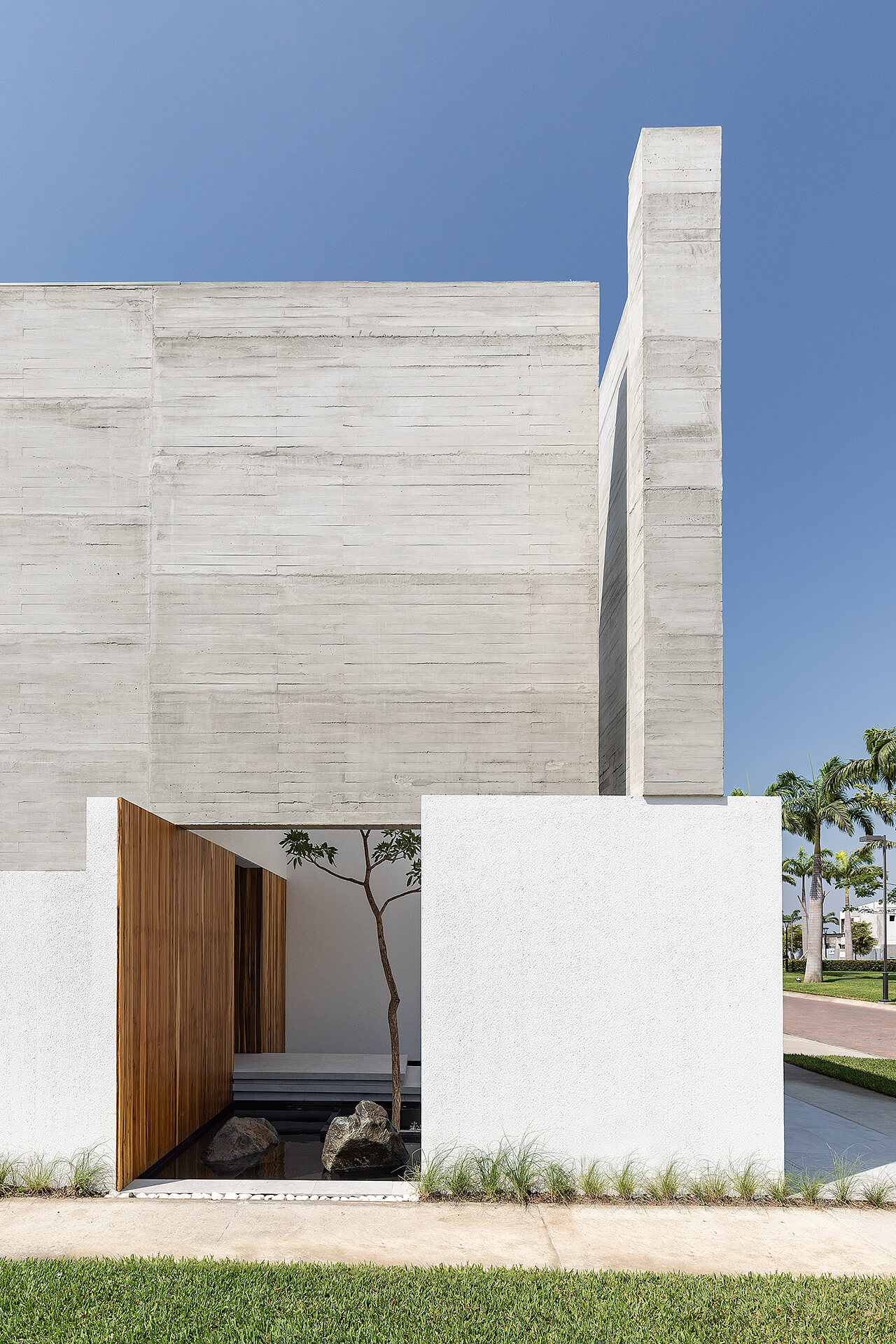 Mocoli House in Samborondón, Ecuador by|Concrete Houses