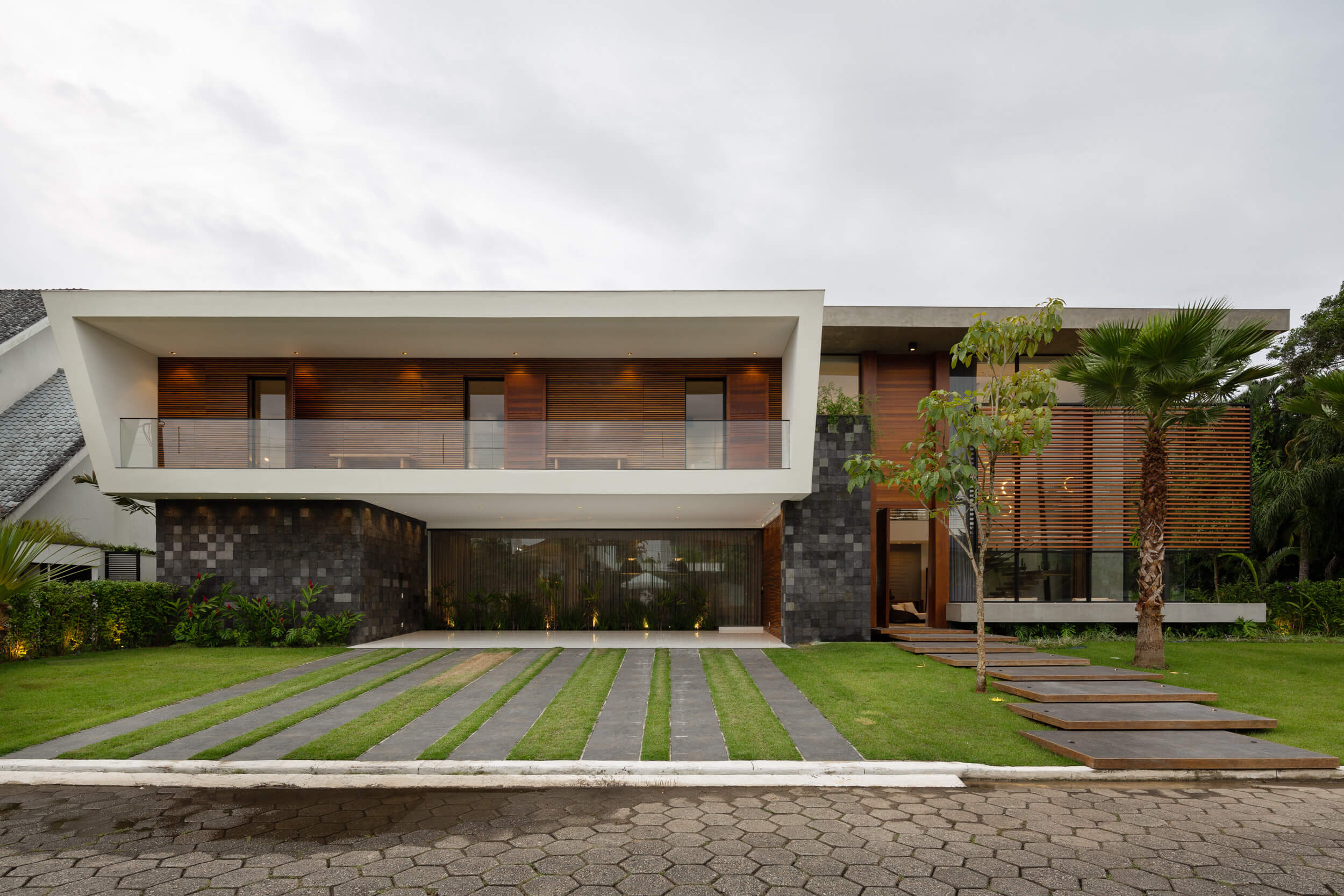 Jukro beach house in Jardim Acapulco (Gu|Houses