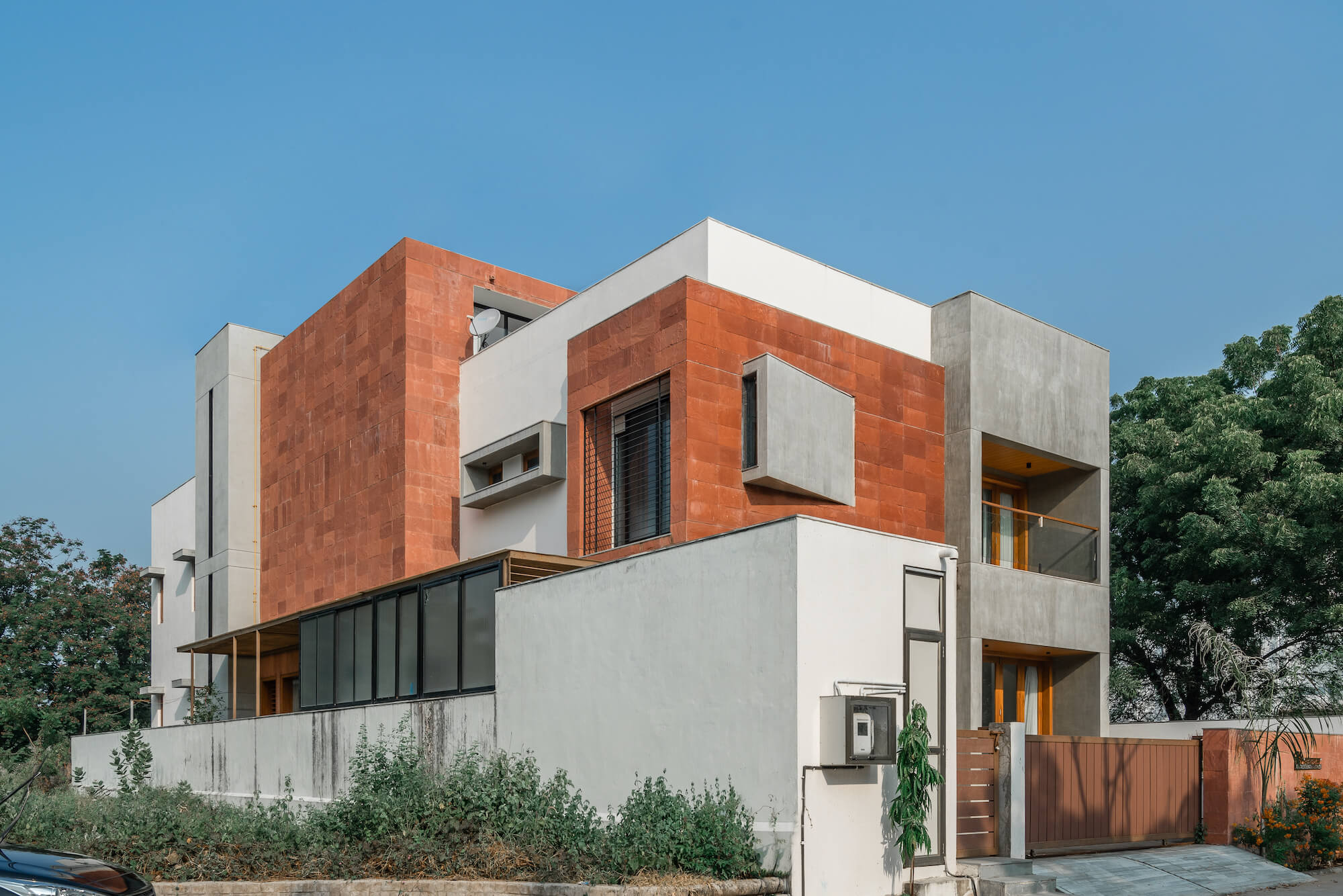 Parallel Volumes residence in Ahmedabad,|Houses