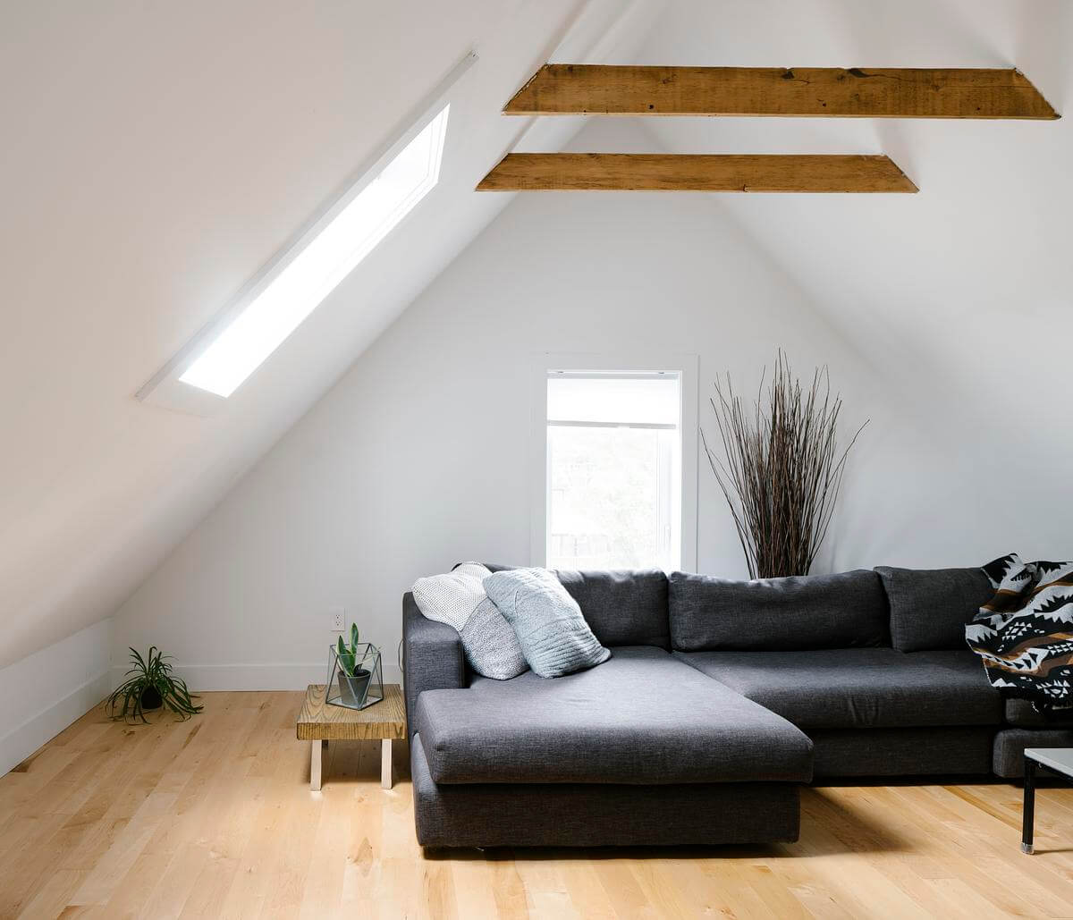 Interiér moderní minimalistické podkroví
