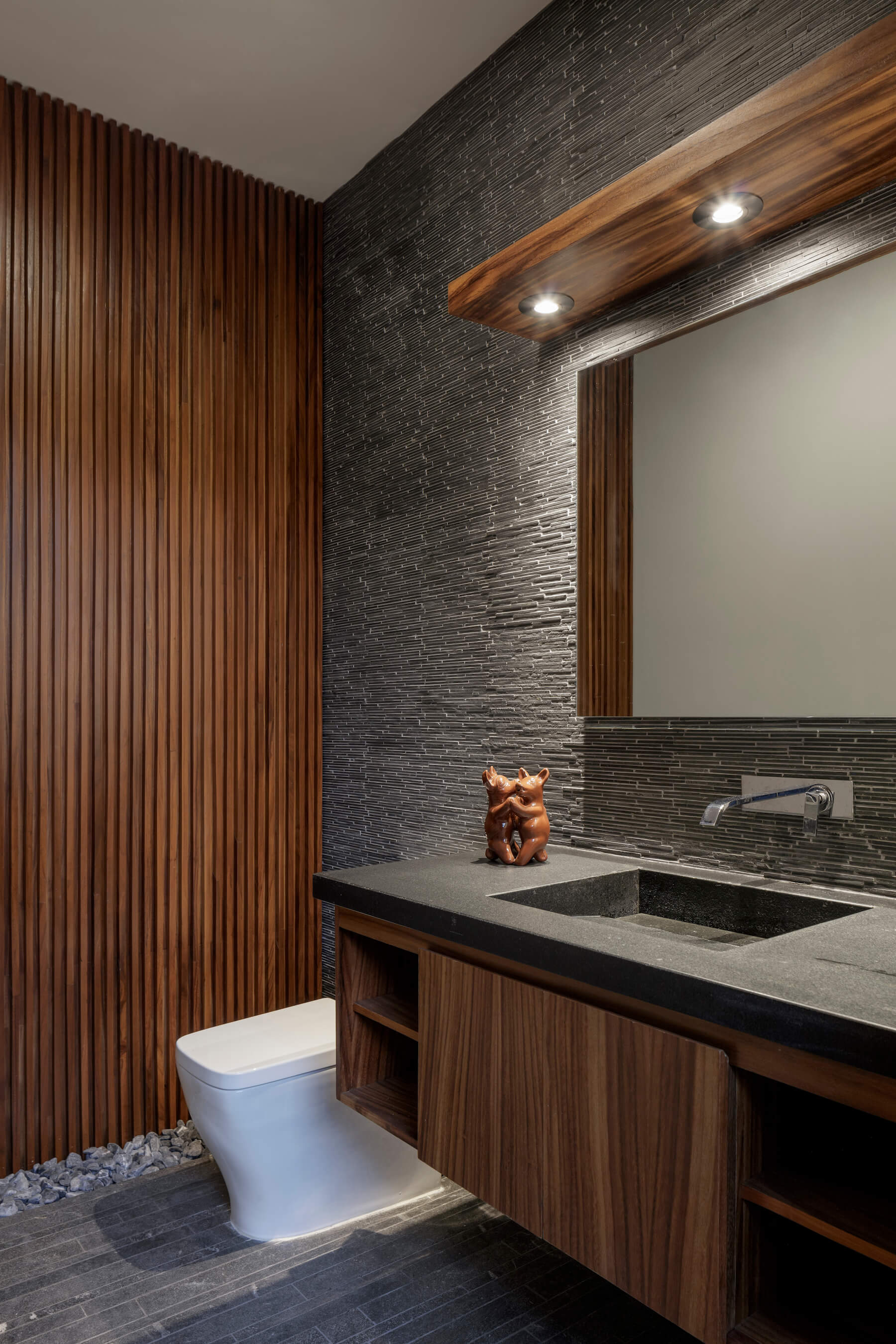 bathroom with stone gravels 