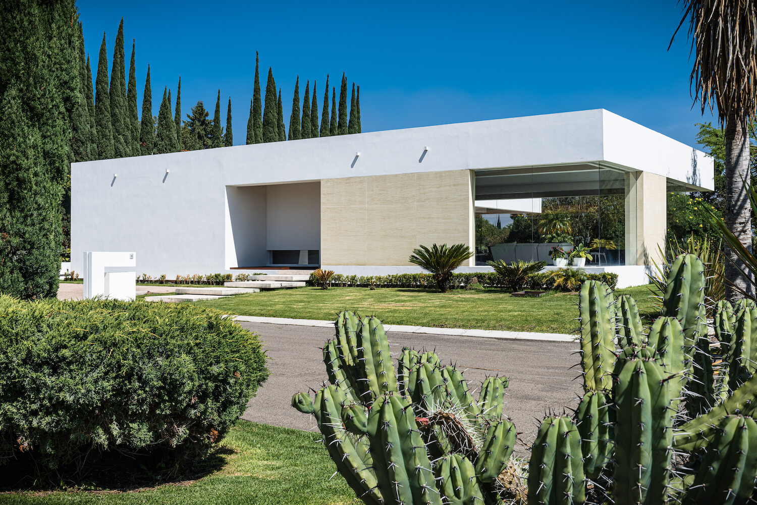 Chabacano House in Querétaro, Mexico by HCE Office of Architecture