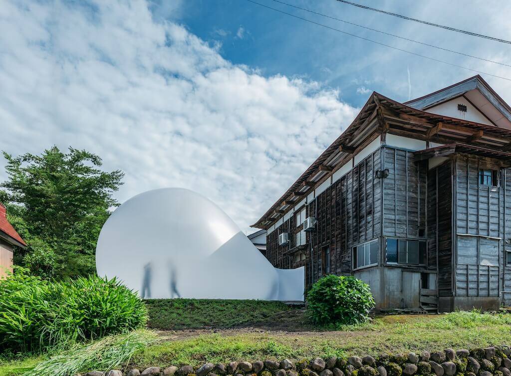 MADアーキテクツによる洞窟のような建築で非日常を体験する読書