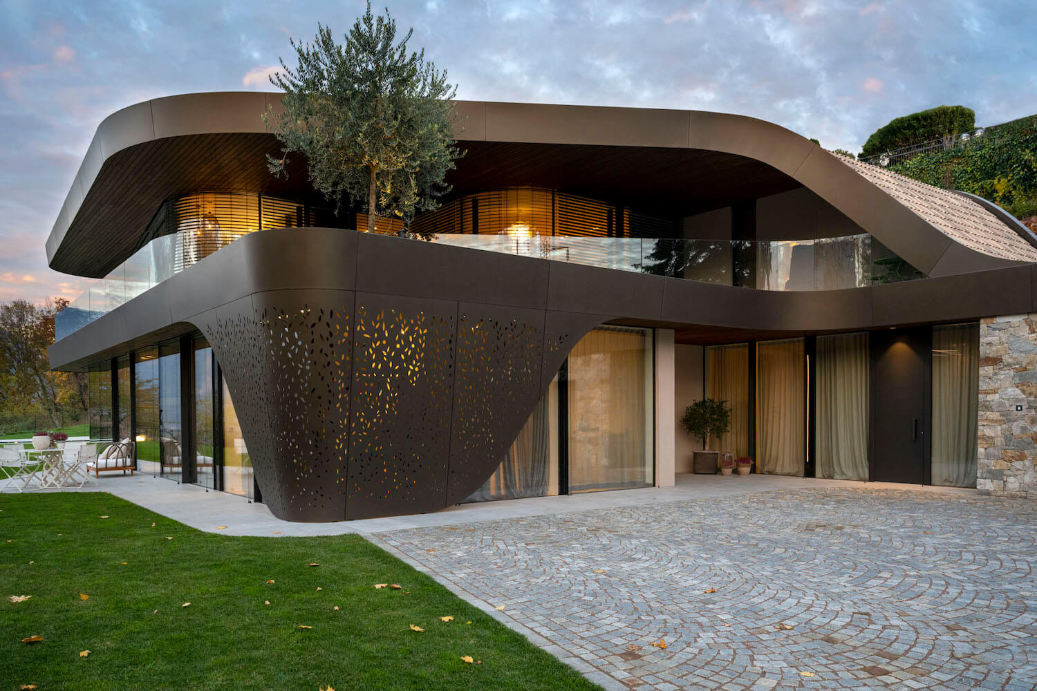 Villa EB: Organic architecture for a hou