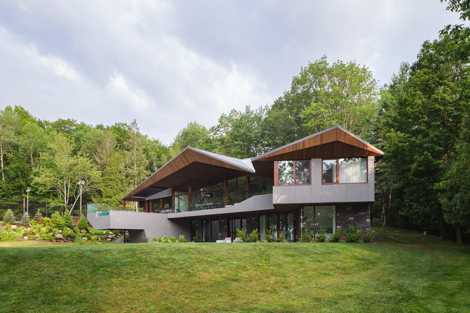 Memphrémagog Lake Residence in Magog, Ca|Houses