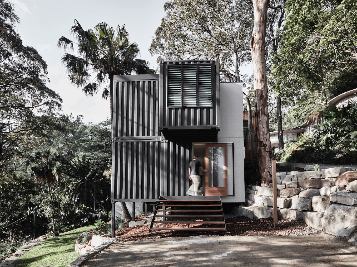 https://amazingarchitecture.com/storage/files/1/architecture-firms/rama-architects/container-house/container_house_rama_architects_sydney_australia-02.jpg