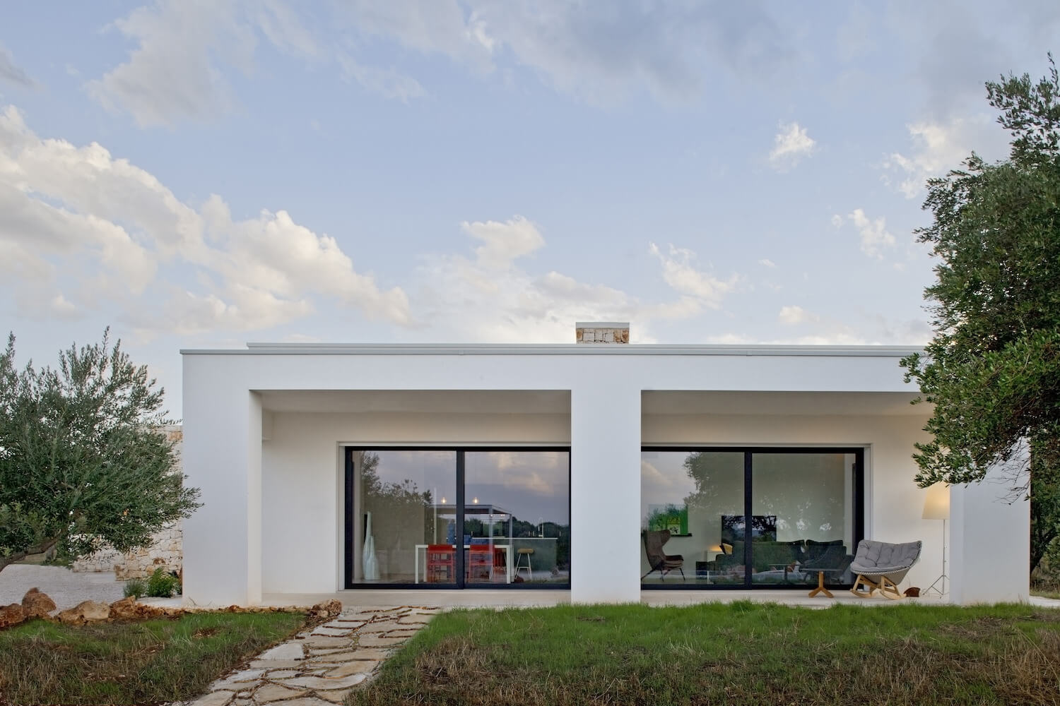 A white volume in the olive grove: Reisa|Houses