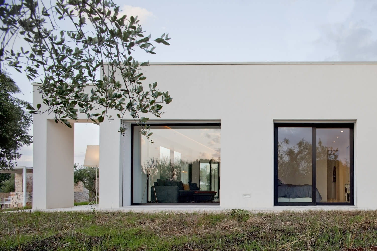 A white volume in the olive grove: Reisa|Houses