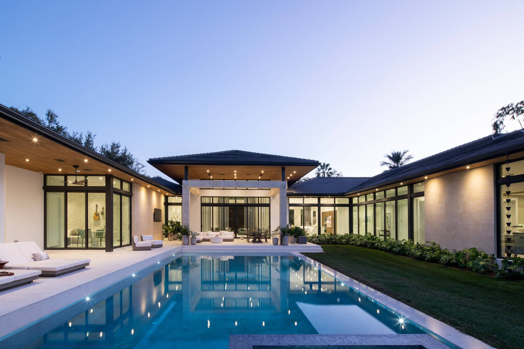 Contemporary Architecture Shapes a Minimalist Pinecrest Home