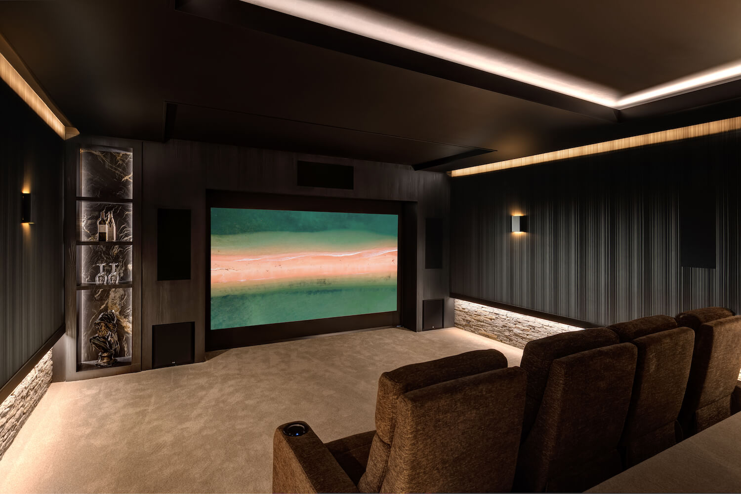 Private theatre and wine cellar by Studi|Interior Design