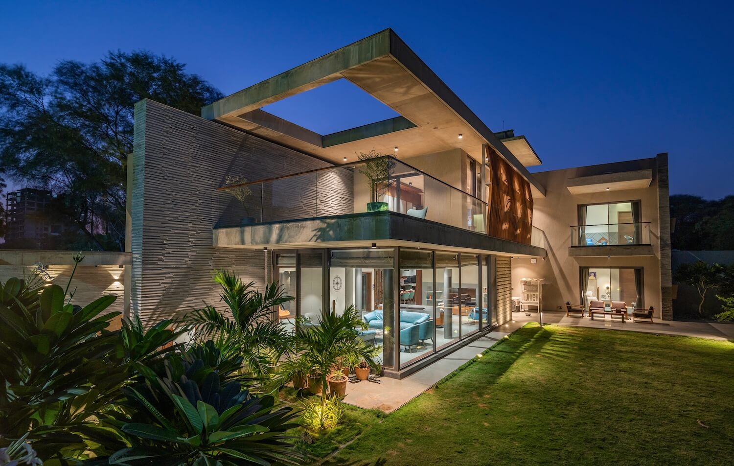 Building a modern L-shaped architect's house - floor plan & design