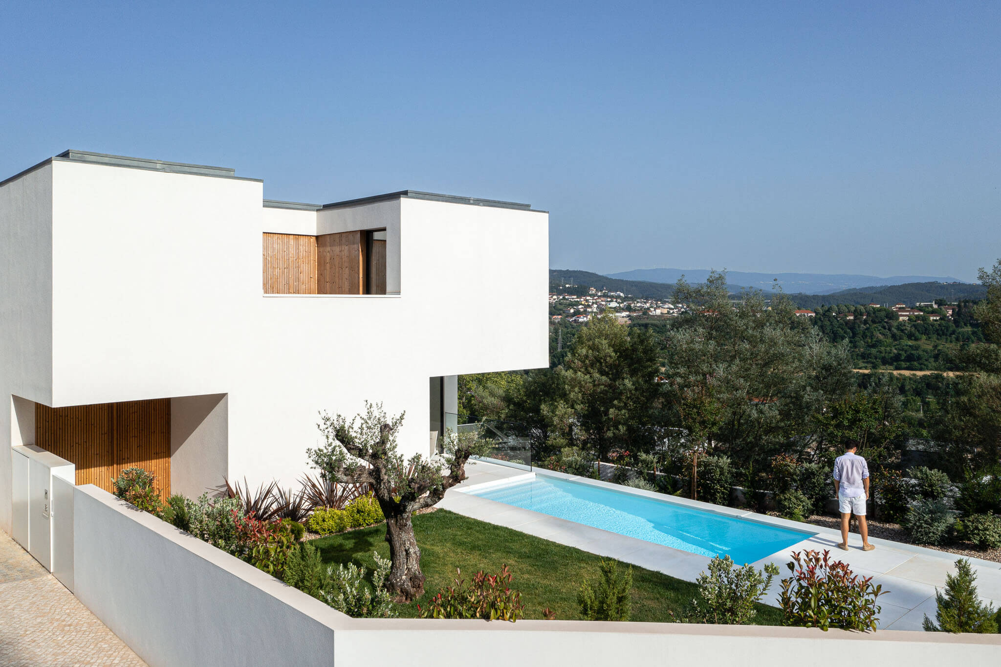 Casa JC: a minimalist house carved on on|Houses