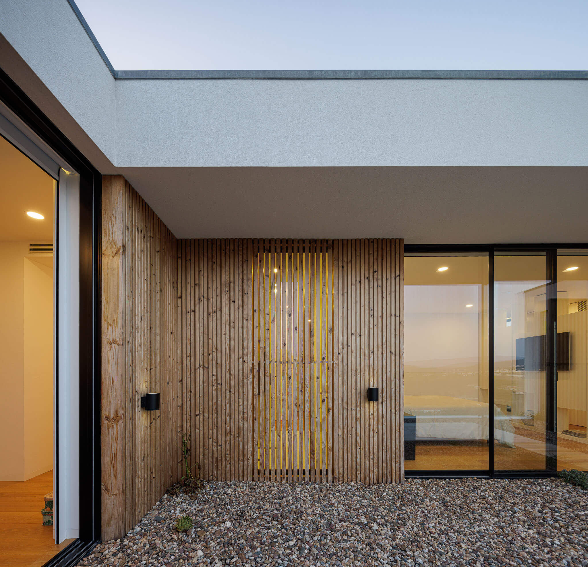 Casa JC: a minimalist house carved on on|Houses