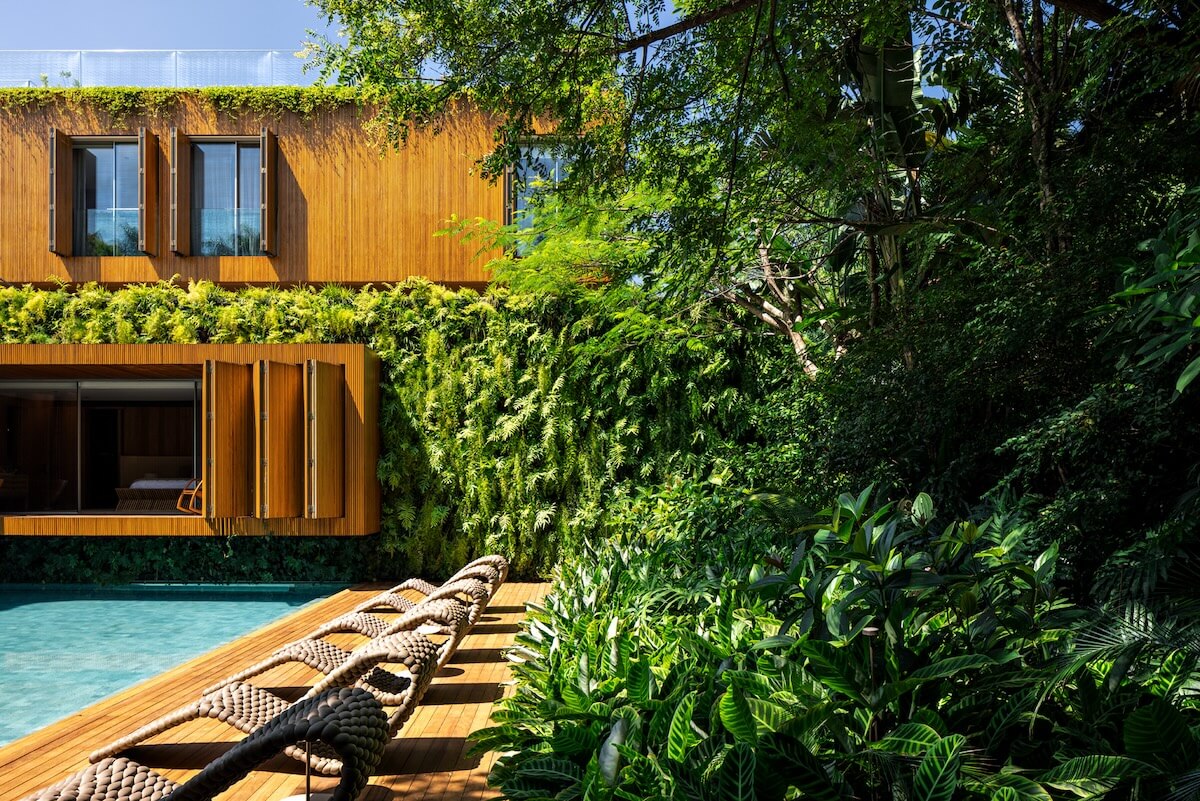 Expansive vertical gardens and hybrid sp|Houses