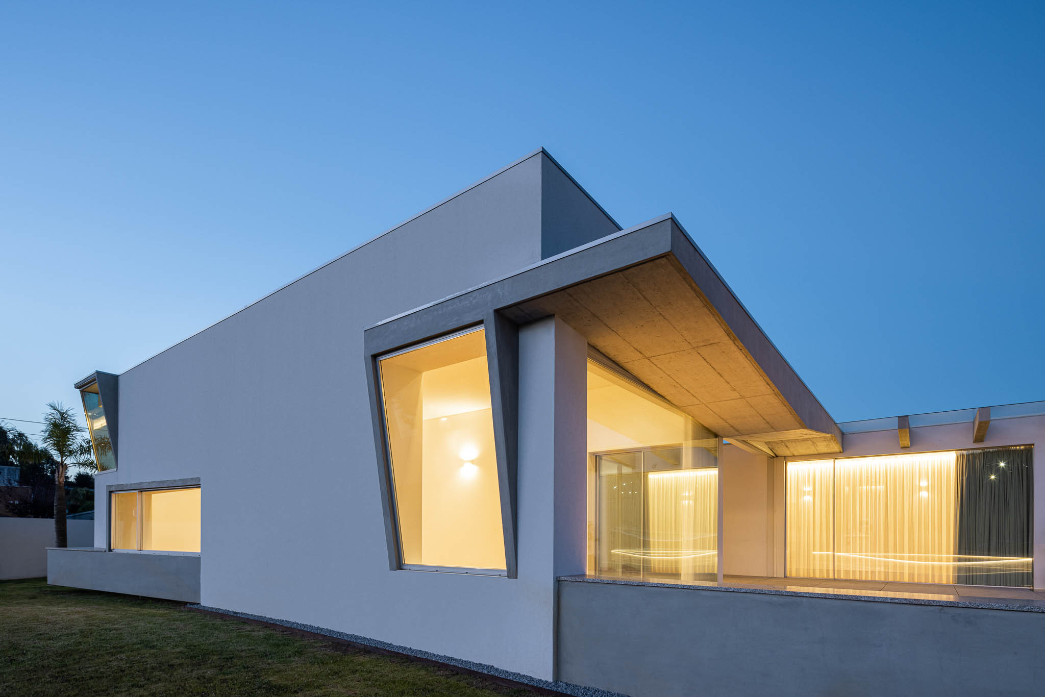 Casa Em Brufe: A house that bends over t|Houses