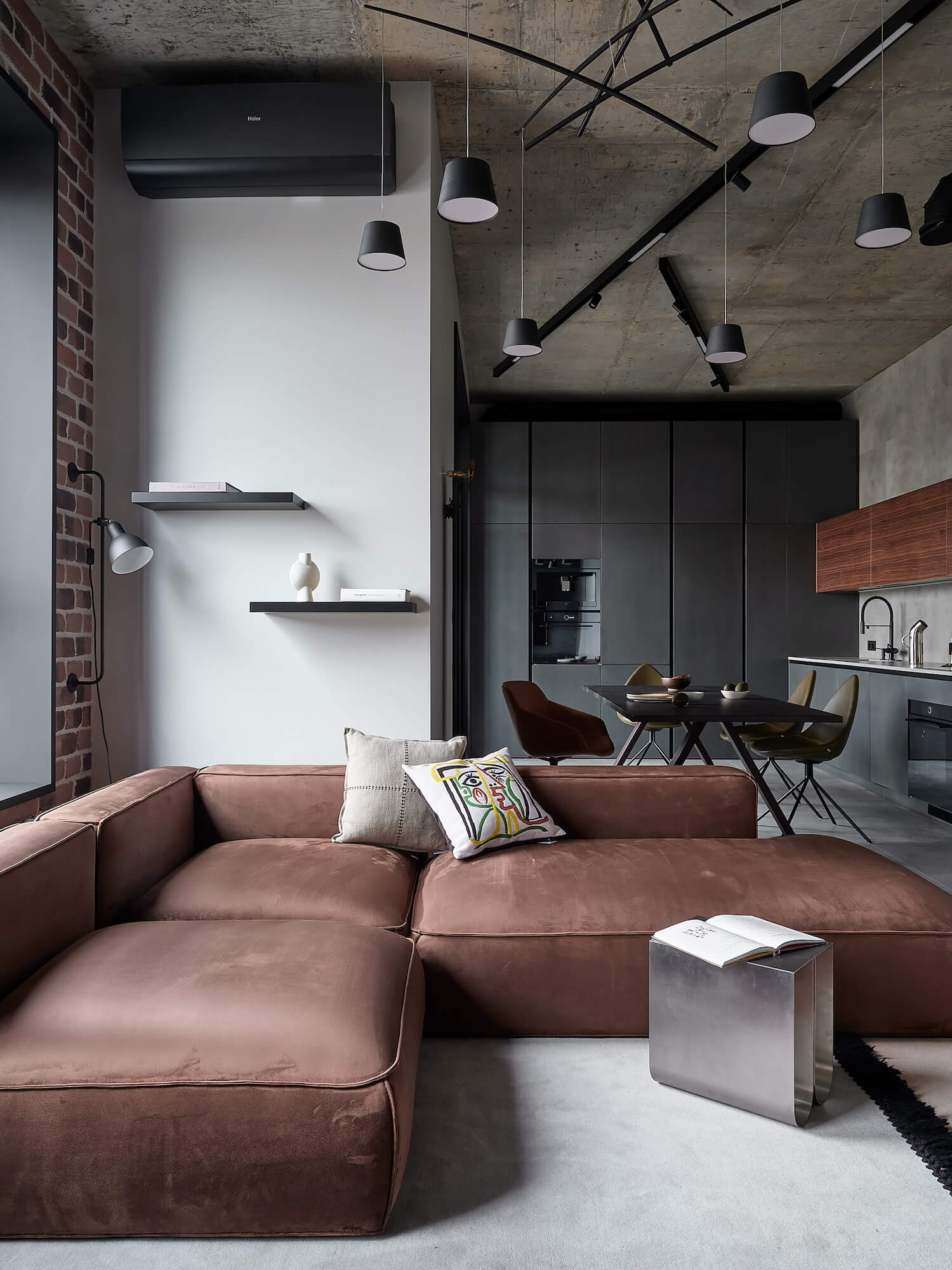 80 m2 loft-style apartment with two work|Apartments