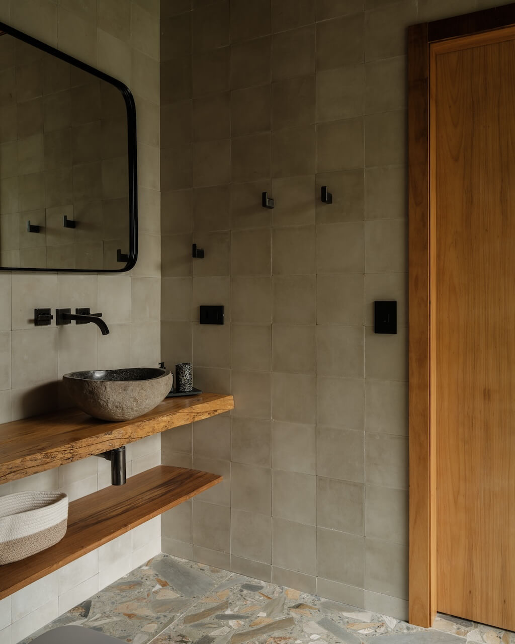 Minimalsitická koupelna v přírodních barvách, hnědá