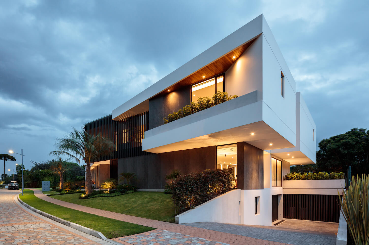 + House, Cumbaya, Ecuador by Najas Arqui|Houses