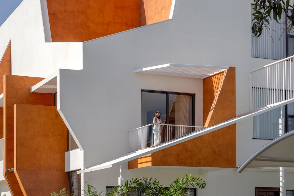 Bílá residence s prvky hnědé, ikonická stavba