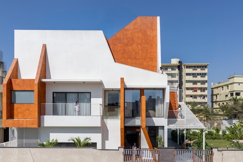Bílá residence s prvky hnědé, ikonická stavba