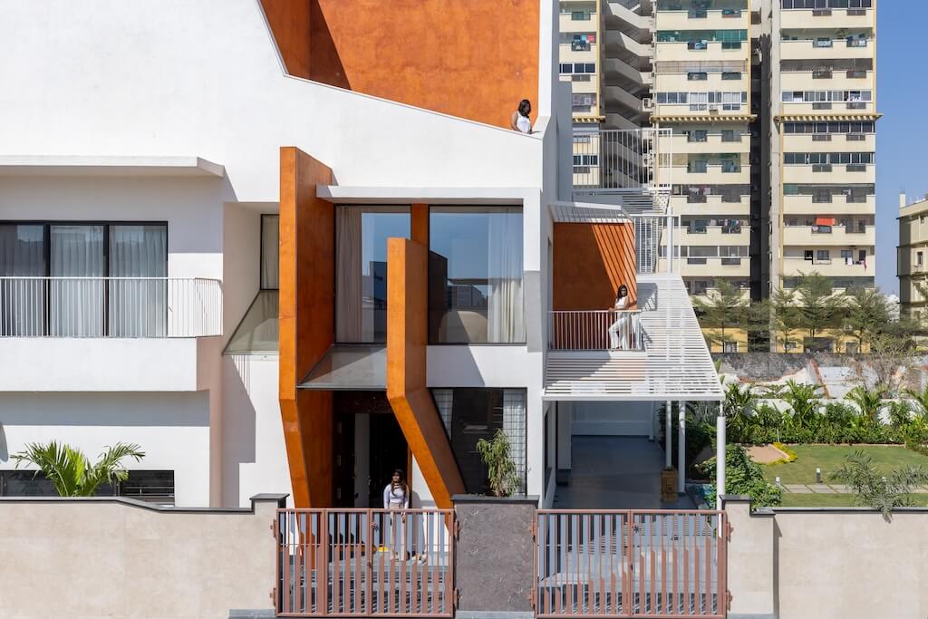 Bílá residence s prvky hnědé, ikonická stavba