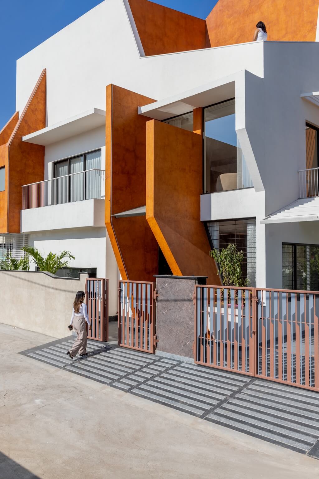 Bílá residence s prvky hnědé, ikonická stavba