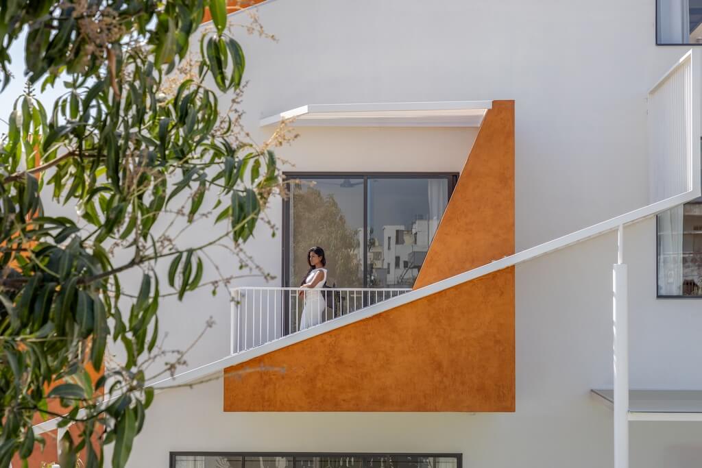 Bílá residence s prvky hnědé, ikonická stavba