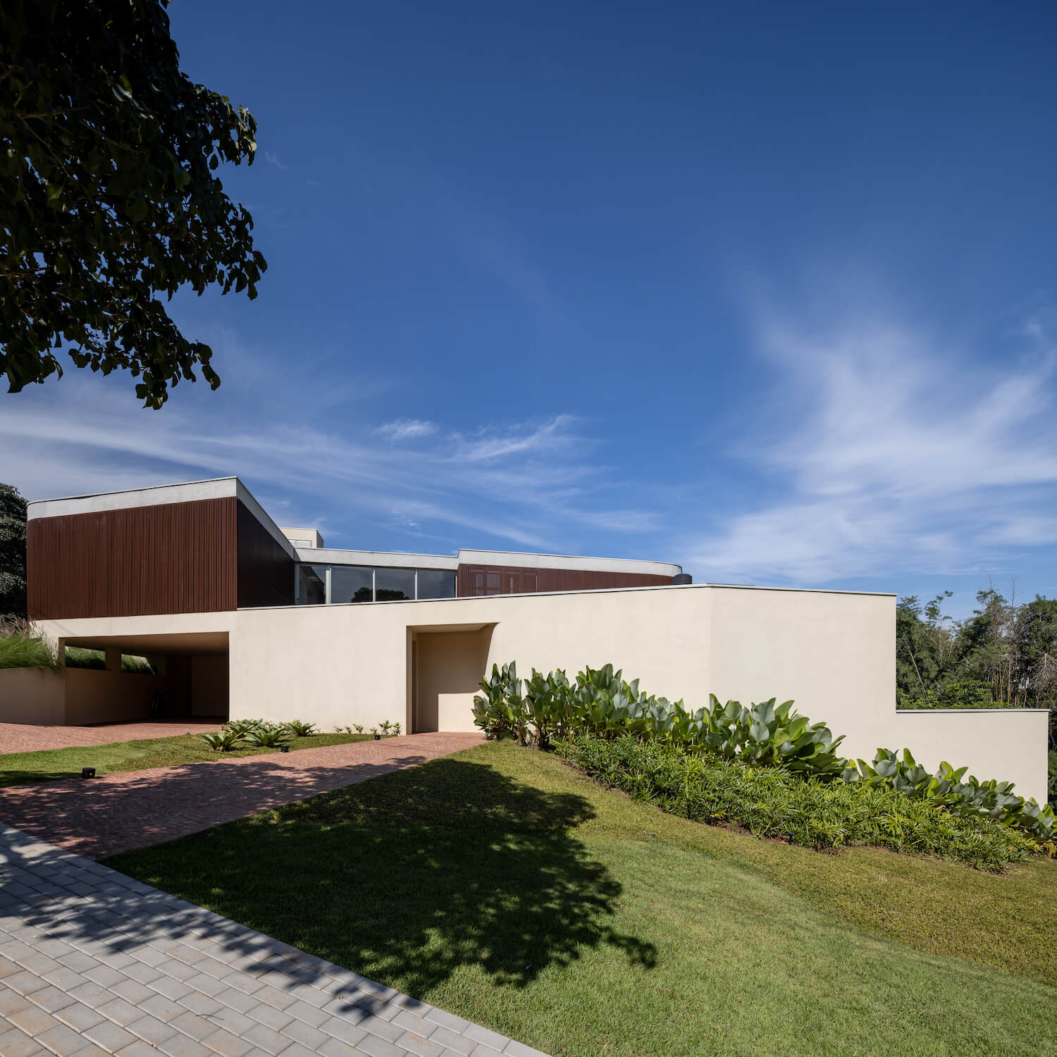 Axial House, São Paulo, Brazil by TAU Ar|Houses