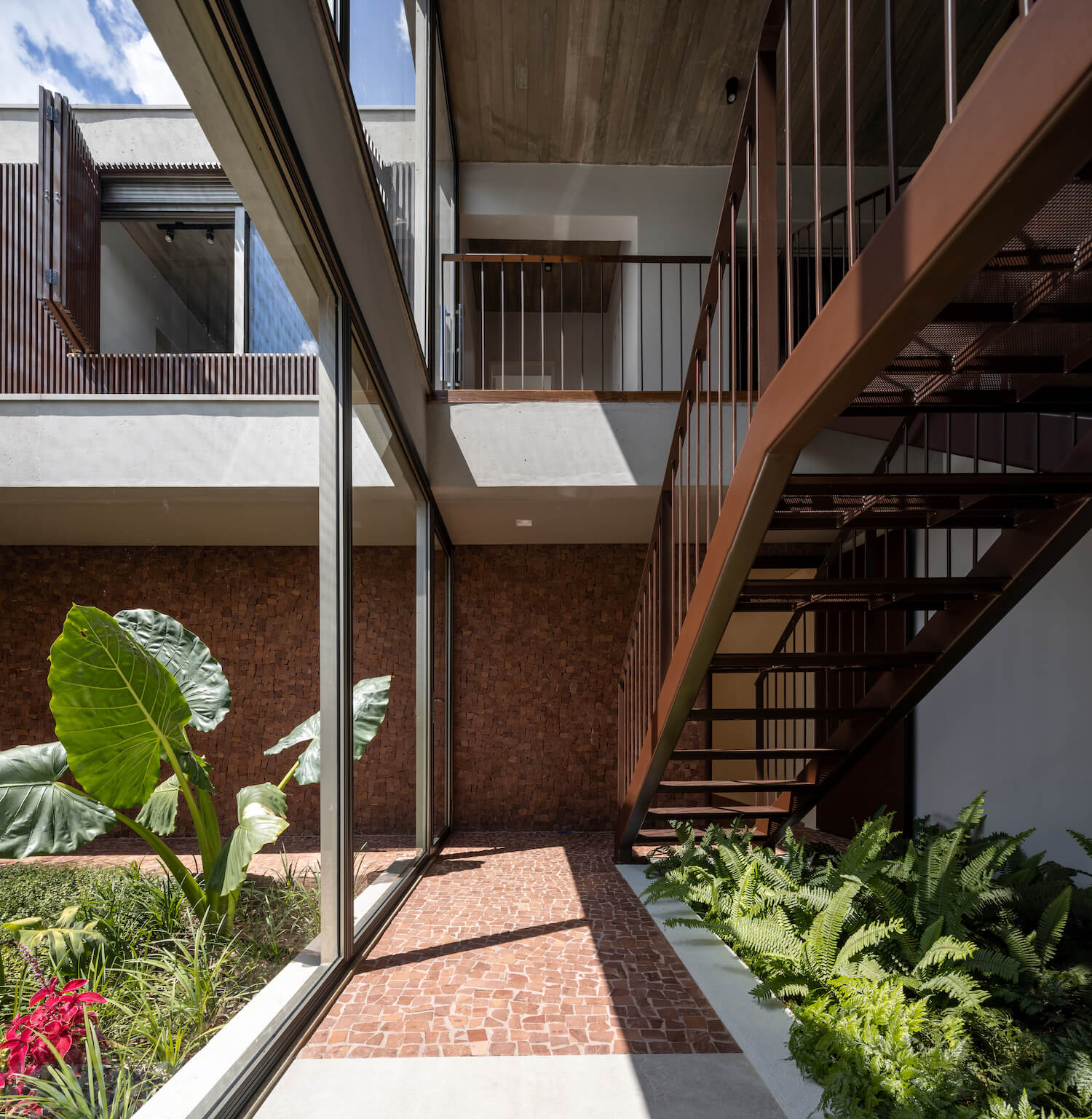 Axial House, São Paulo, Brazil by TAU Ar|Houses