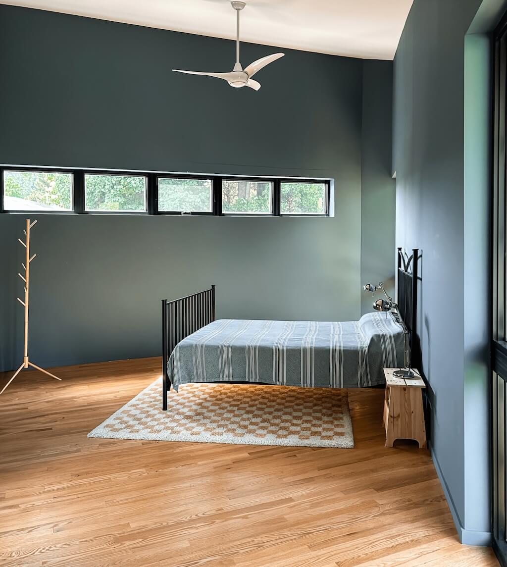 Minimalistická ložnice pastelové barvy