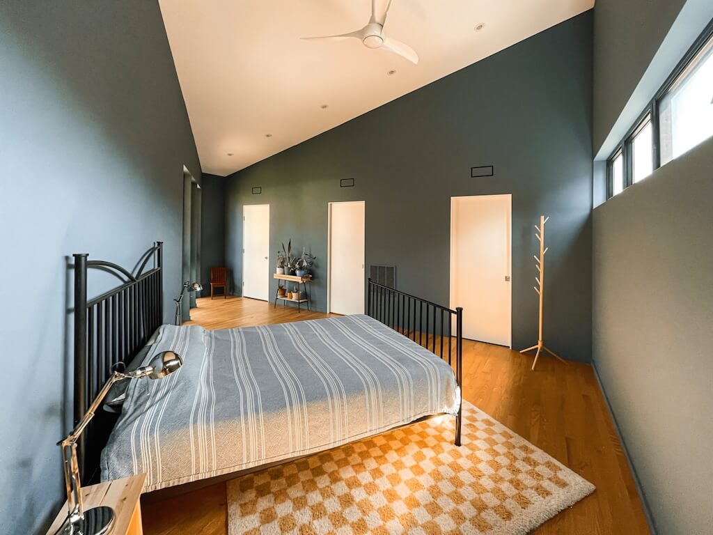 Minimalistická ložnice pastelové barvy